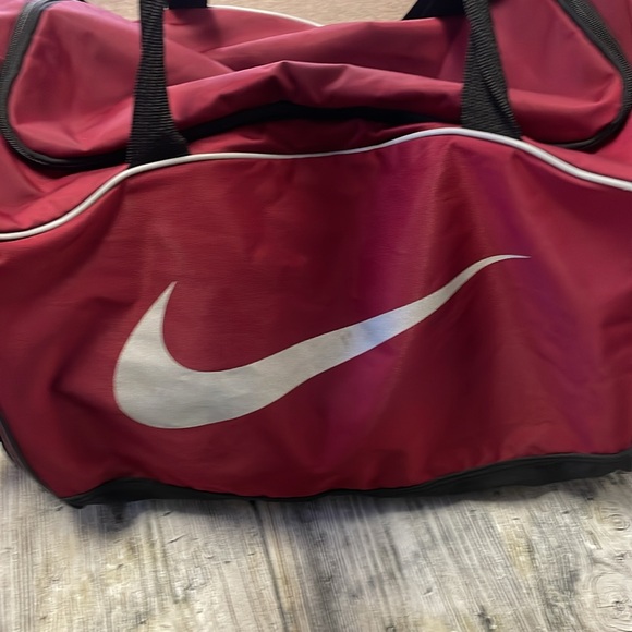 Nike Duffle Bag 1 zipper tab broke but still works fine - Picture 2 of 13